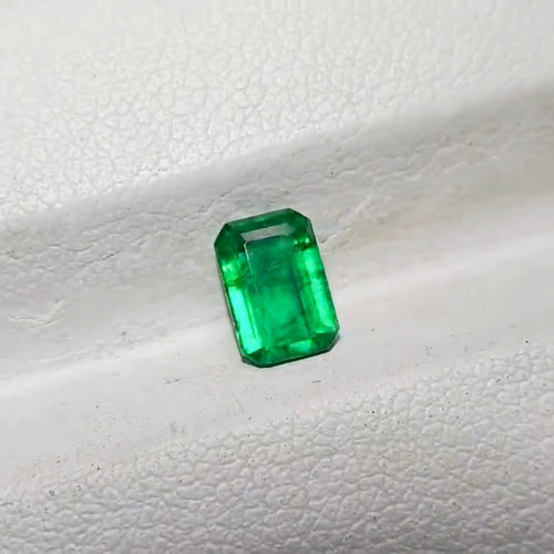 bezel-set-emerald-necklace-18k-gold-4 (1).jpg