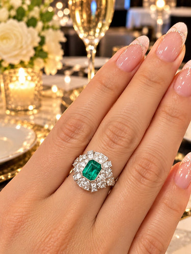 Bague 57 Bague en platine, émeraude et halo de diamants 58 Facettes 50531