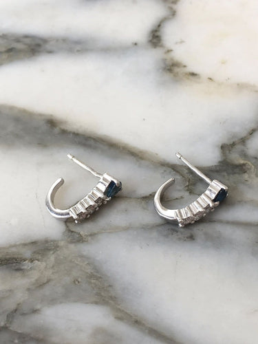 Boucles d'oreilles Boucles d’oreilles en or blanc 18k, saphirs et diamants 58 Facettes 293