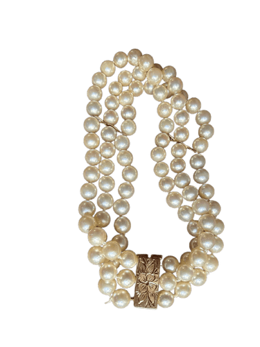 Bracelet trois rangs de perles de culture, fermoir en or 18k