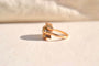 https://cdn.shopify.com/s/files/1/0963/7950/2920/files/bague-tank-ornee-d-un-diamant-central-bague-femme.jpg?v=1790673176