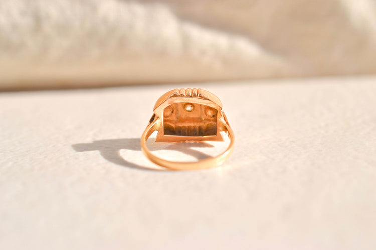 https://cdn.shopify.com/s/files/1/0963/7950/2920/files/bague-tank-ornee-d-un-diamant-central-bague-de-fiancailles.jpg?v=1790673191