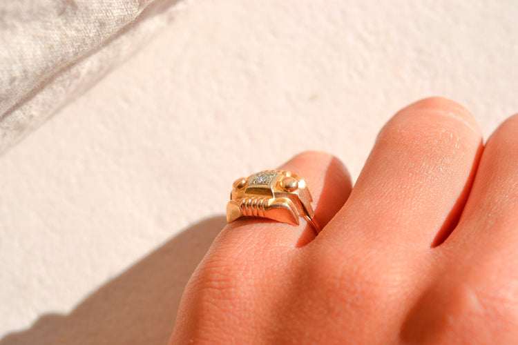 https://cdn.shopify.com/s/files/1/0963/7950/2920/files/bague-tank-ornee-d-un-diamant-central-bague-cadeau-femme.jpg?v=1790673208