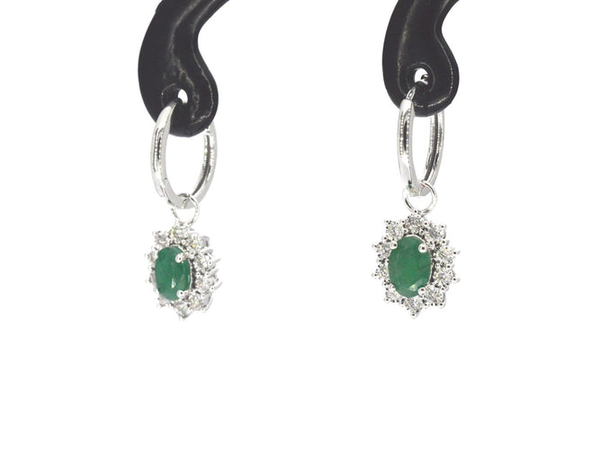 Boucles d'oreilles Boucles d'oreilles pendantes en or blanc, diamants et émeraudes 58 Facettes 2386