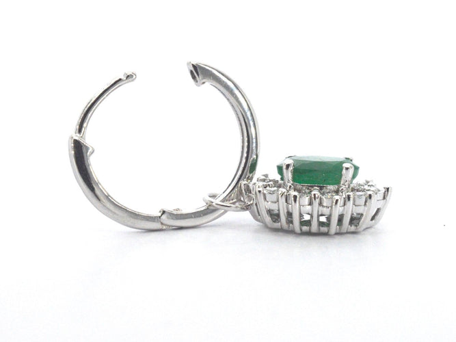 Boucles d'oreilles Boucles d'oreilles pendantes en or blanc, diamants et émeraudes 58 Facettes 2386