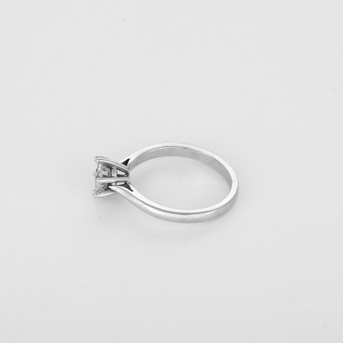 Bague 50 Bague solitaire en or blanc, platine et diamant 0,75 ct 58 Facettes B260497