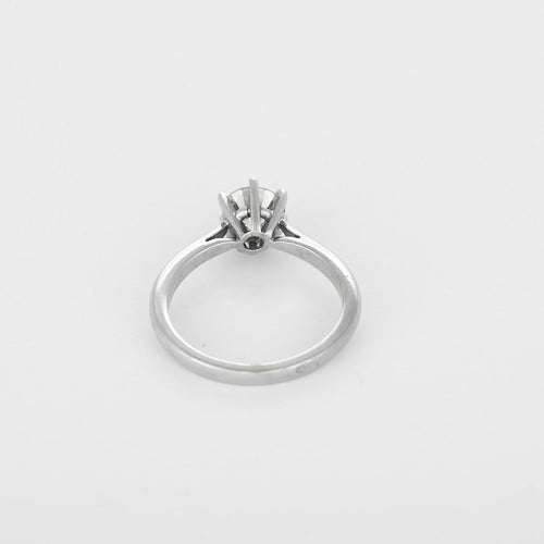 Bague 50 Bague solitaire en or blanc, platine et diamant 0,75 ct 58 Facettes B260497