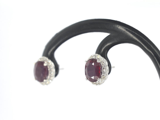Boucles d'oreilles Boucles d'oreilles halo en or blanc, diamants et rubis 58 Facettes 2414
