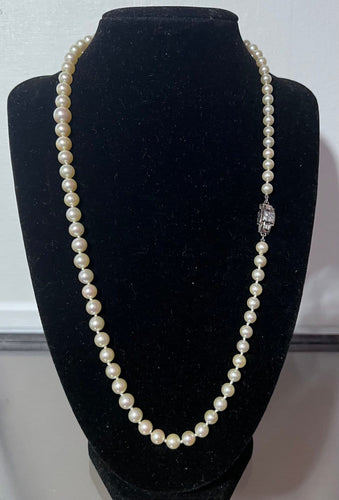 Collier Collier de 77 perles de culture, fermoir or gris et diamants 58 Facettes 884