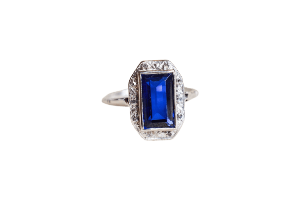 Art Déco - Bague en or blanc, saphir Verneuil et diamants