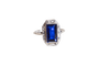 Art Déco - Bague en or blanc, saphir Verneuil et diamants