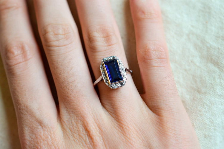 https://cdn.shopify.com/s/files/1/0963/7950/2920/files/bague-octogonale-art-deco-en-or-blanc-sertie-d-un-saphir-synthetique-verneuil-et-de-diamants-taille-rose-bague-eco-responsable.jpg?v=1790672279