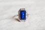 https://cdn.shopify.com/s/files/1/0963/7950/2920/files/bague-octogonale-art-deco-en-or-blanc-sertie-d-un-saphir-synthetique-verneuil-et-de-diamants-taille-rose-bague-cadeau-femme.jpg?v=1790672259