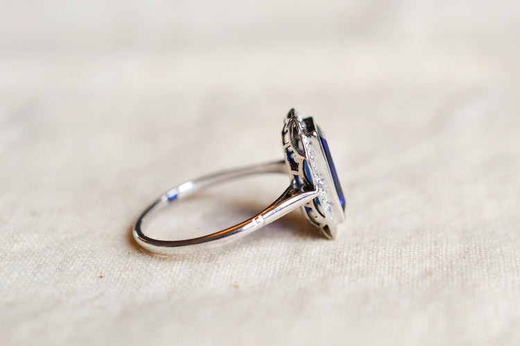 https://cdn.shopify.com/s/files/1/0963/7950/2920/files/bague-octogonale-art-deco-en-or-blanc-sertie-d-un-saphir-synthetique-verneuil-et-de-diamants-taille-rose-bague-vintage.jpg?v=1790672217