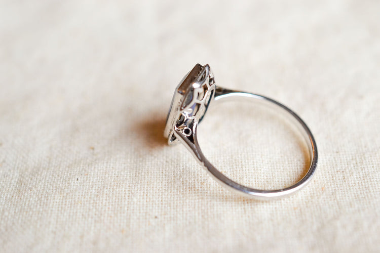 https://cdn.shopify.com/s/files/1/0963/7950/2920/files/bague-octogonale-art-deco-en-or-blanc-sertie-d-un-saphir-synthetique-verneuil-et-de-diamants-taille-rose-bague-de-fiancailles.jpg?v=1790672245