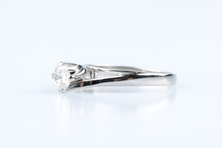 Bague 50 Solitaire en or blanc 18K avec diamant 0,30 ct 58 Facettes BG625203-107