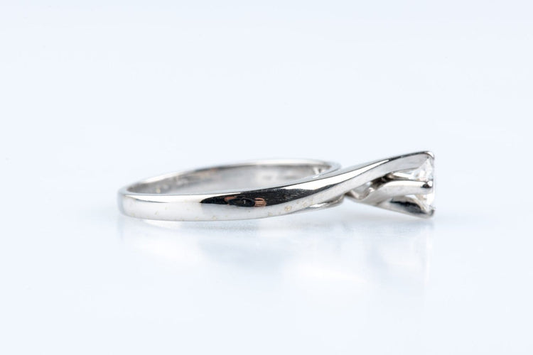 Bague 50 Solitaire en or blanc 18K avec diamant 0,30 ct 58 Facettes BG625203-107