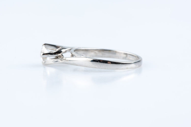 Bague 50 Solitaire en or blanc 18K avec diamant 0,30 ct 58 Facettes BG625203-107