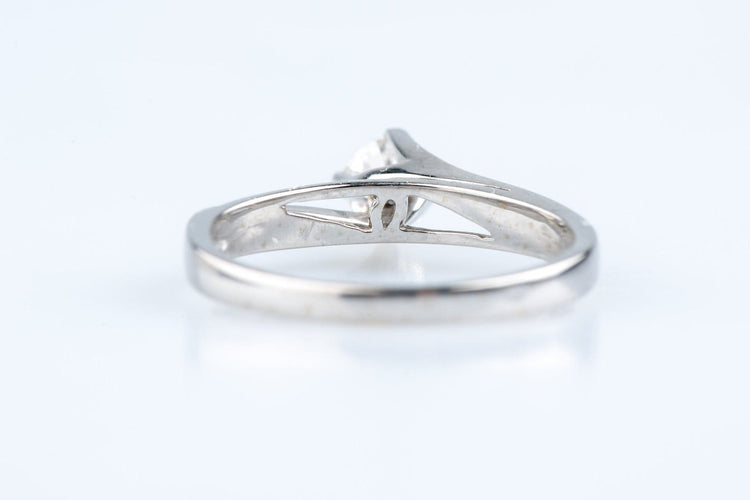 Bague 50 Solitaire en or blanc 18K avec diamant 0,30 ct 58 Facettes BG625203-107