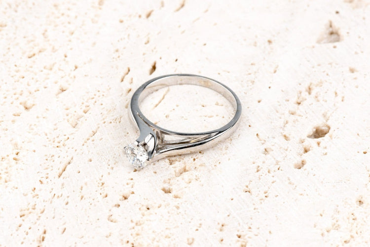 Bague 50 Solitaire en or blanc 18K avec diamant 0,30 ct 58 Facettes BG625203-107