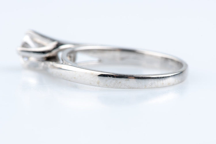 Bague 50 Solitaire en or blanc 18K avec diamant 0,30 ct 58 Facettes BG625203-107