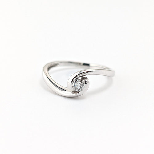 https://18carats.fr/wp-content/uploads/2026/07/37904-38559-Bague-en-or-blanc-et-diamants-scaled.jpg