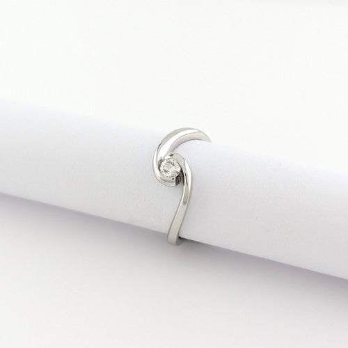 https://18carats.fr/wp-content/uploads/2026/07/37904-38564-Bague-en-or-blanc-et-diamants-scaled.jpg
