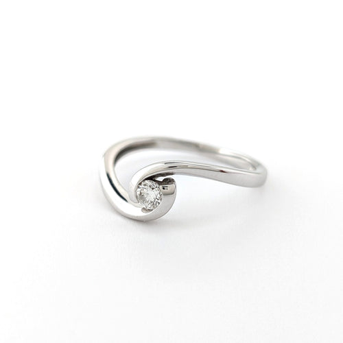 https://18carats.fr/wp-content/uploads/2026/07/37904-38560-Bague-en-or-blanc-et-diamants-scaled.jpg