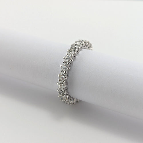 https://18carats.fr/wp-content/uploads/2026/10/38017-38557-Alliance-tour-complet-en-or-blanc-et-diamants-scaled.jpg