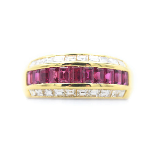Bague 55 Bague en or jaune 18 kt, rubis baguette et diamants 58 Facettes 23631