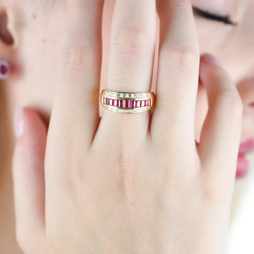 Bague 55 Bague en or jaune 18 kt, rubis baguette et diamants 58 Facettes 23631