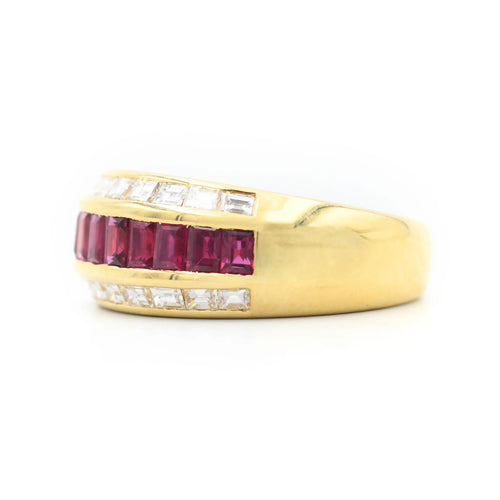 Bague 55 Bague en or jaune 18 kt, rubis baguette et diamants 58 Facettes 23631