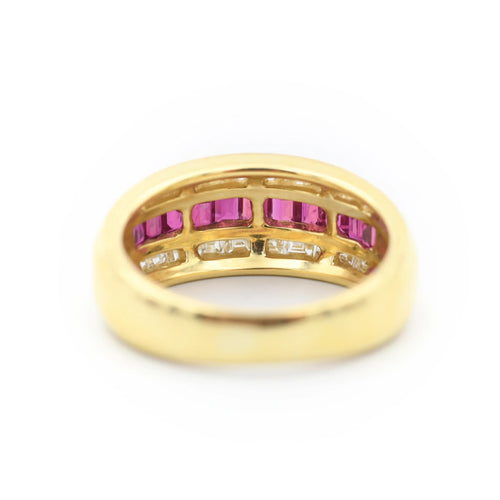 Bague 55 Bague en or jaune 18 kt, rubis baguette et diamants 58 Facettes 23631