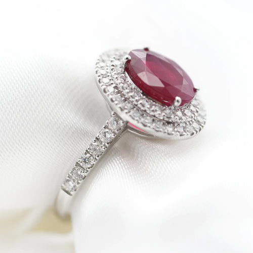 Bague 53 Bague en or 18 kt, rubis ovale et diamants 58 Facettes 23632