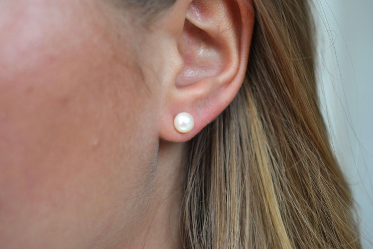 https://cdn.shopify.com/s/files/1/0963/7950/2920/files/boucle-oreilles-perle-puce-or-jaune-18-carats.jpg?v=1790950066