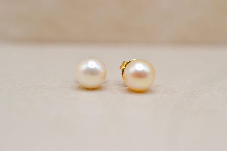 https://cdn.shopify.com/s/files/1/0963/7950/2920/files/puces-oreilles-vintage-or-jaune.jpg?v=1790950066