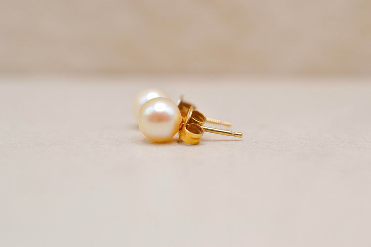 https://cdn.shopify.com/s/files/1/0963/7950/2920/files/bijou-puces-oreilles-perles.jpg?v=1790950066