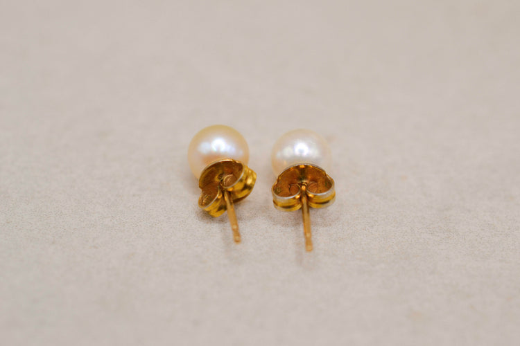 https://cdn.shopify.com/s/files/1/0963/7950/2920/files/puce-oreille-perles-or-jaune.jpg?v=1790950065