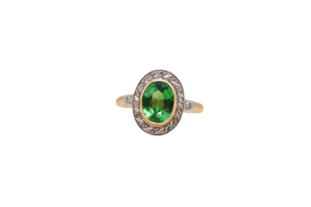 Bague Pompadour en deux ors 18 carats, diamants et pierre verte