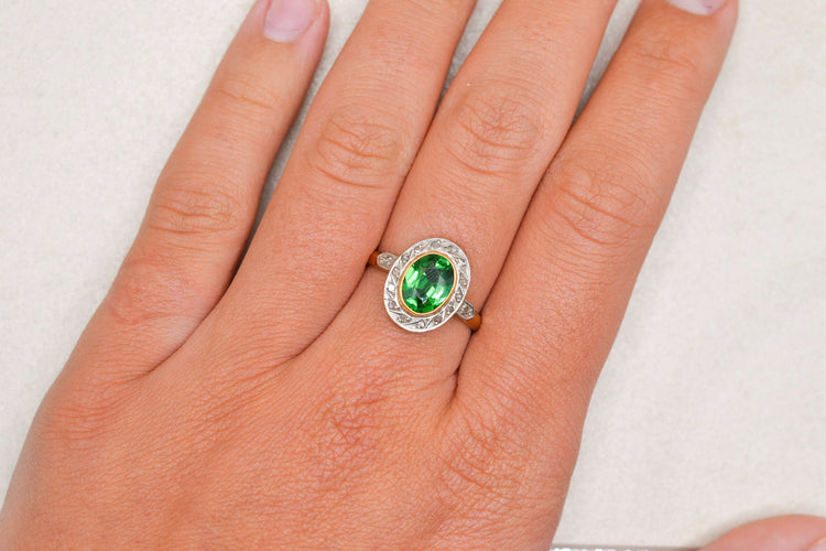 https://cdn.shopify.com/s/files/1/0963/7950/2920/files/bague-pompadour-pierre-style-emeraude.jpg?v=1790948866