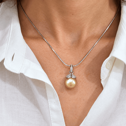 Pendentif Pendentif en or blanc 18K, perle australienne dorée et diamants 58 Facettes CL181