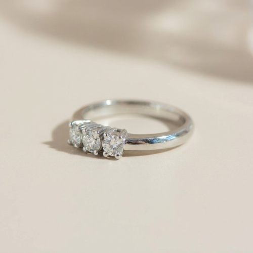 Bague 55 Bague vintage en or blanc 750 à trois diamants 58 Facettes HJ062681