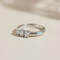 Bague 55 Bague vintage en or blanc 750 à trois diamants 58 Facettes HJ062681