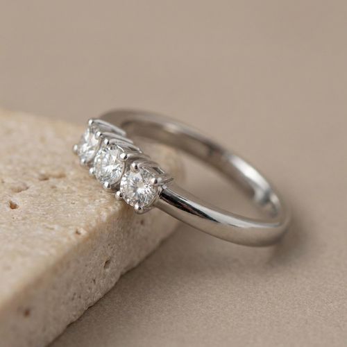 Bague 55 Bague vintage en or blanc 750 à trois diamants 58 Facettes HJ062681