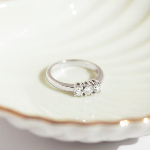 Bague 55 Bague vintage en or blanc 750 à trois diamants 58 Facettes HJ062681