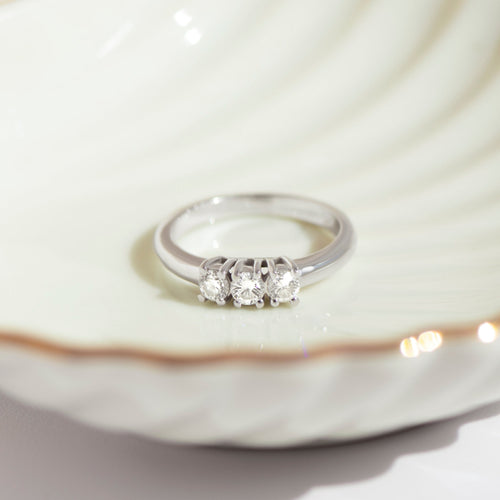Bague 55 Bague vintage en or blanc 750 à trois diamants 58 Facettes HJ062681