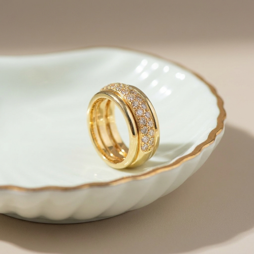 https://cdn.shopify.com/s/files/1/0442/6560/3235/files/Vintage-Diamant-Bandring-aus-18K-Gold-Honey-Jew-77.png?v=1791026791