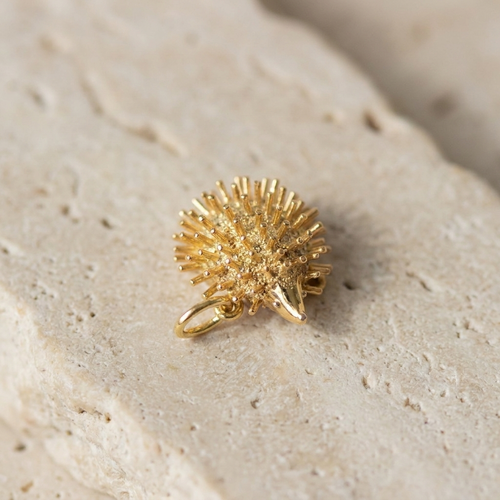 https://cdn.shopify.com/s/files/1/0442/6560/3235/files/Vintage-Igel-Anhanger-aus-Gelbgold-Honey-Jewelr-61.png?v=1791026732