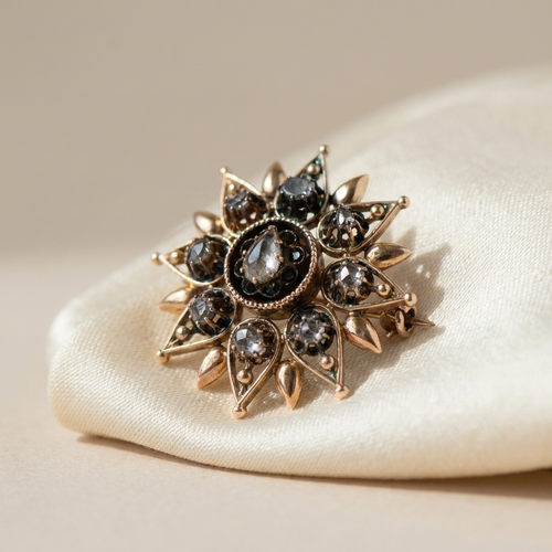 Broche Broche édouardienne étoile-fleur en or jaune et diamants 58 Facettes HJ062666