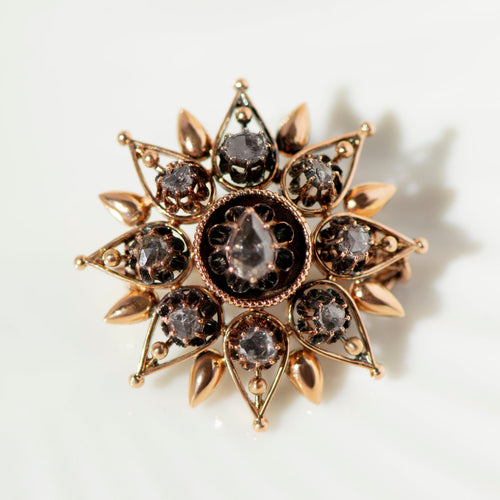 Broche Broche édouardienne étoile-fleur en or jaune et diamants 58 Facettes HJ062666